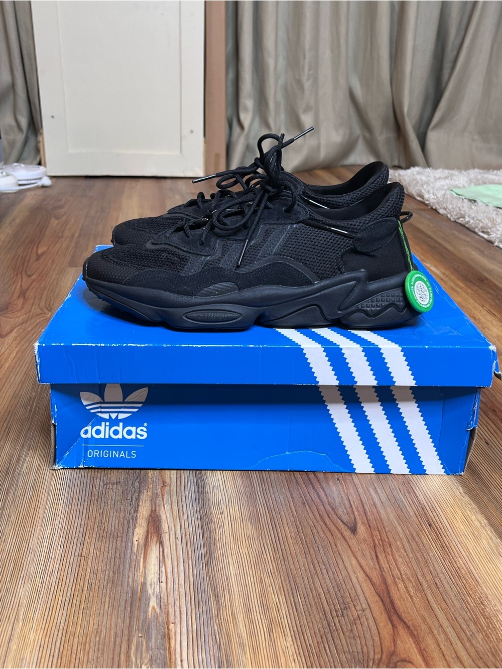 adidas Originals Ozweego Men’s Low Top Lace-Up Sneakers Black Carbon EE6999
